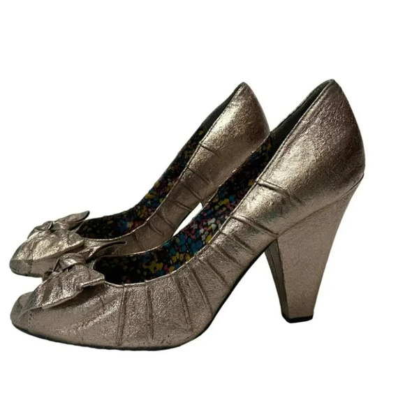 Madden Girl 9.5 Heels Metallic Bronzy Gold Ruched Side Big Bow Toe 4" Heel Pumps - Picture 1 of 9